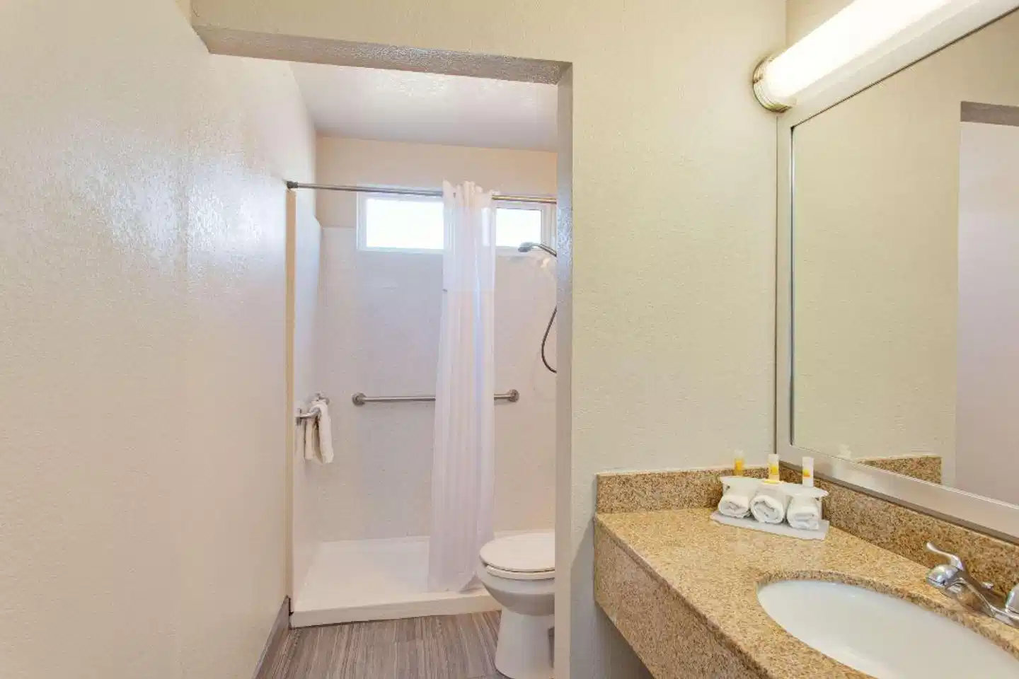 Days Inn by Wyndham Chowchilla Gateway to Yosemite Badezimmer