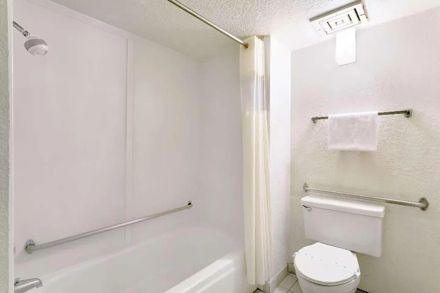 Days Inn & Suites by Wyndham Needles Badezimmer