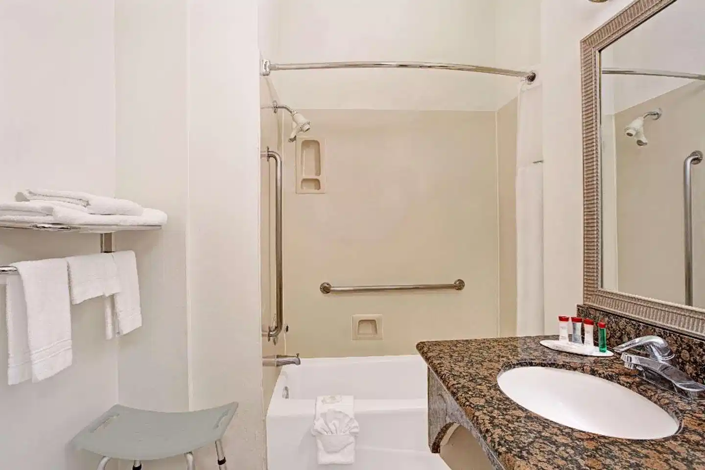 Ramada Limited Redondo Beach Badezimmer