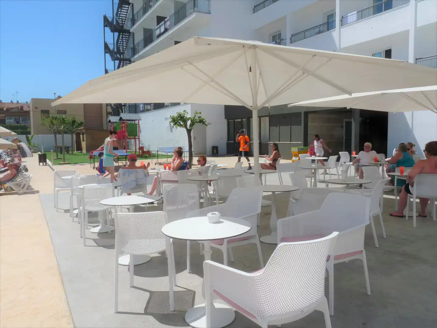 30 Degrees Hotel Pineda Splash Terrasse