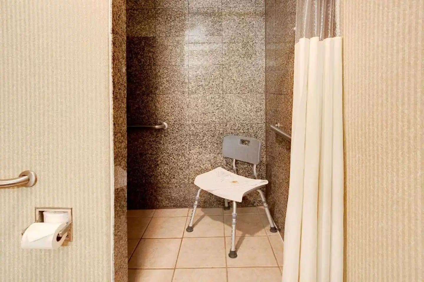 Days Inn & Suites by Wyndham Artesia Badezimmer