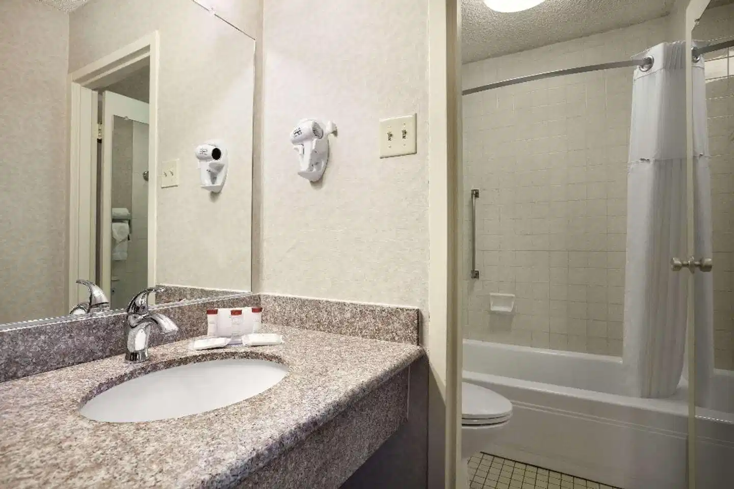 Ramada Silicon Valley Badezimmer