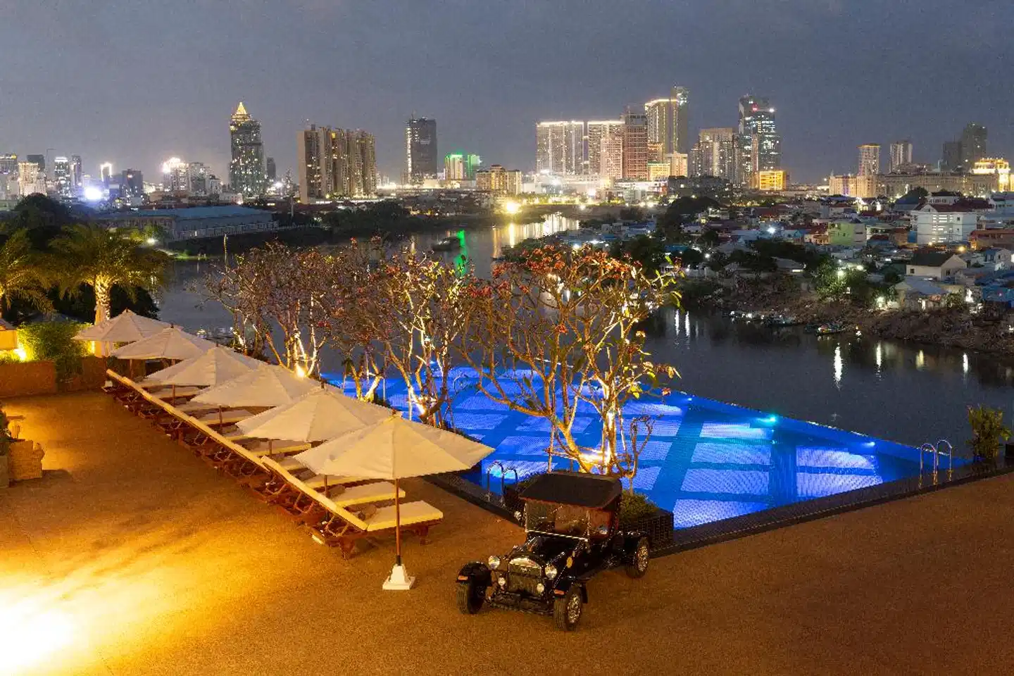 SUN & MOON, Riverside Hotel Terrasse