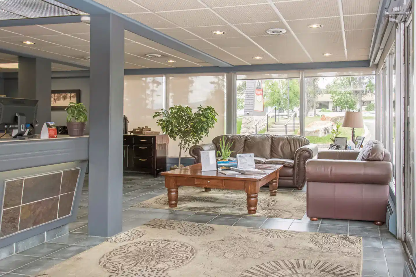 Tonquin Inn Lobby