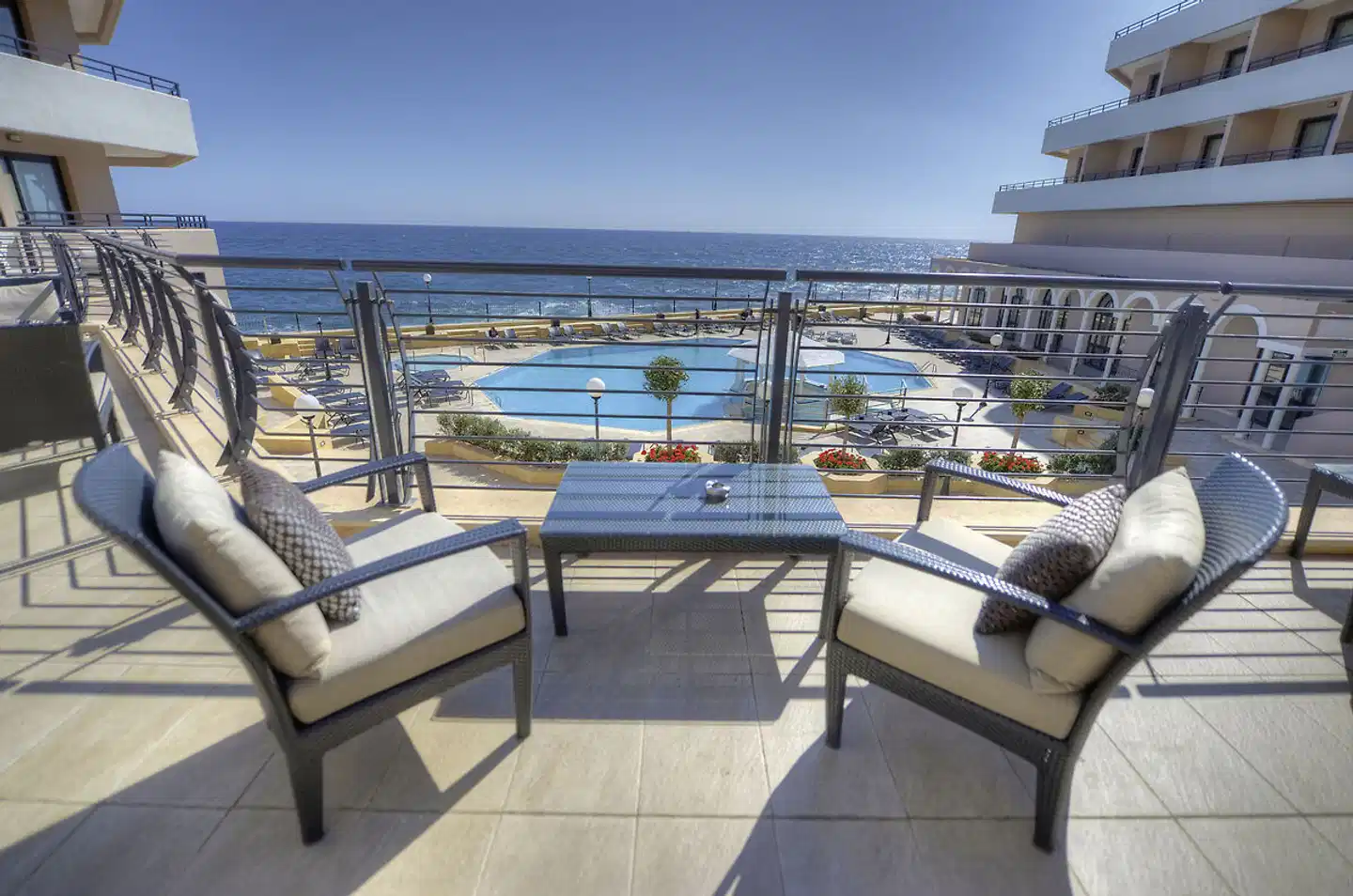 Radisson Blu Resort St. Julian's Terrasse