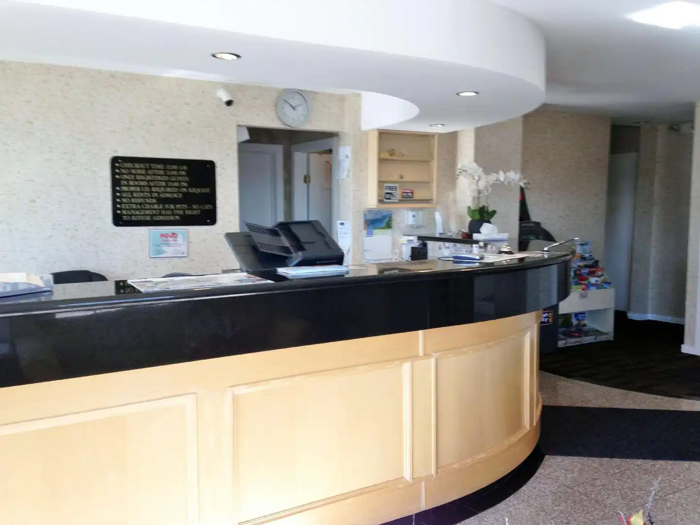 Canadas Best Value Inn Calgary Chinook Station Lobby