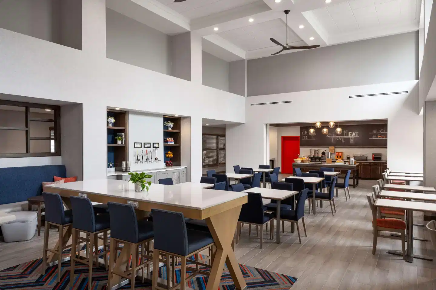 Hampton Inn & Suites Cape Cod-West Yarmouth Bar