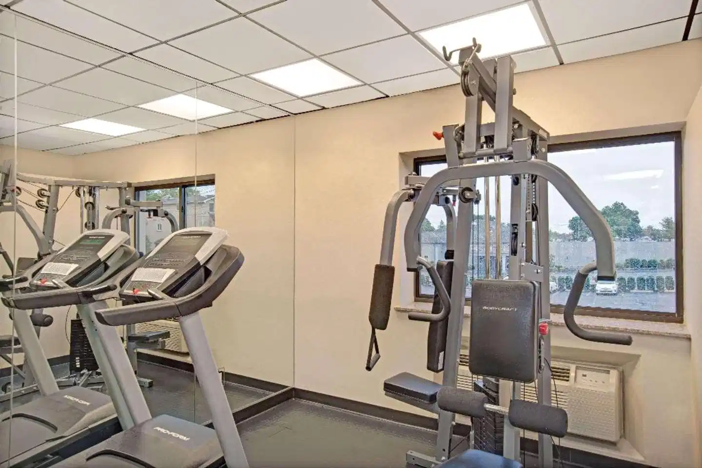 Ramada by Wyndham Staten Island Sport und Entertainment