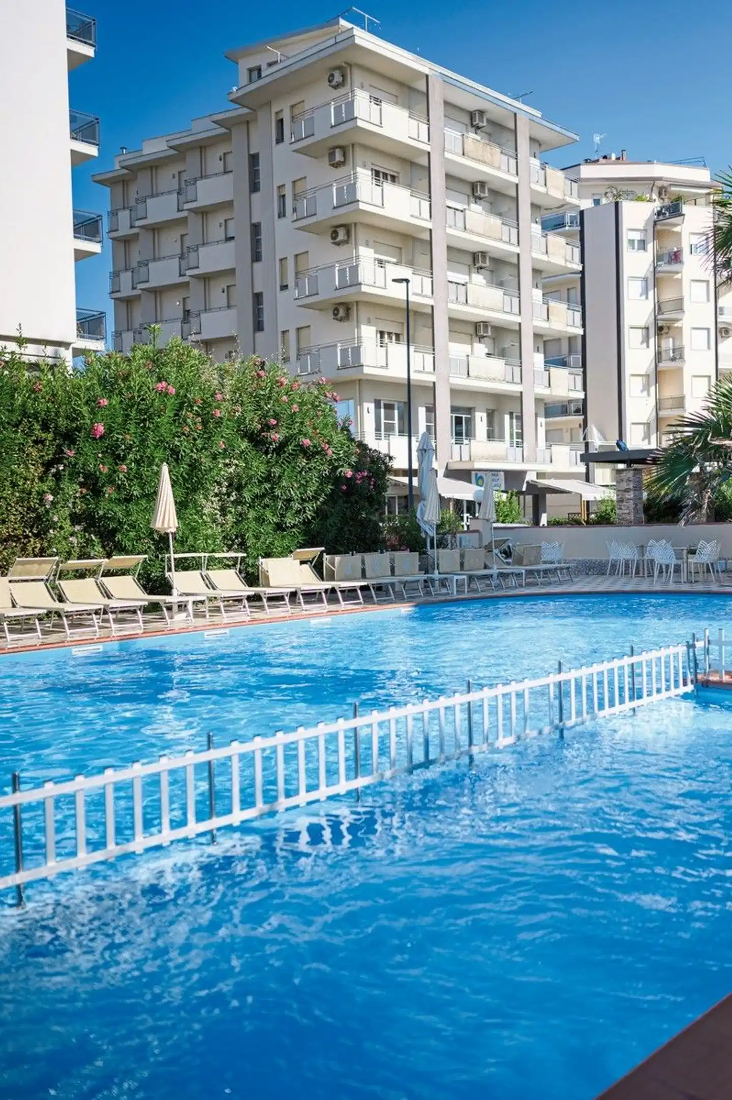 De Paris Pool
