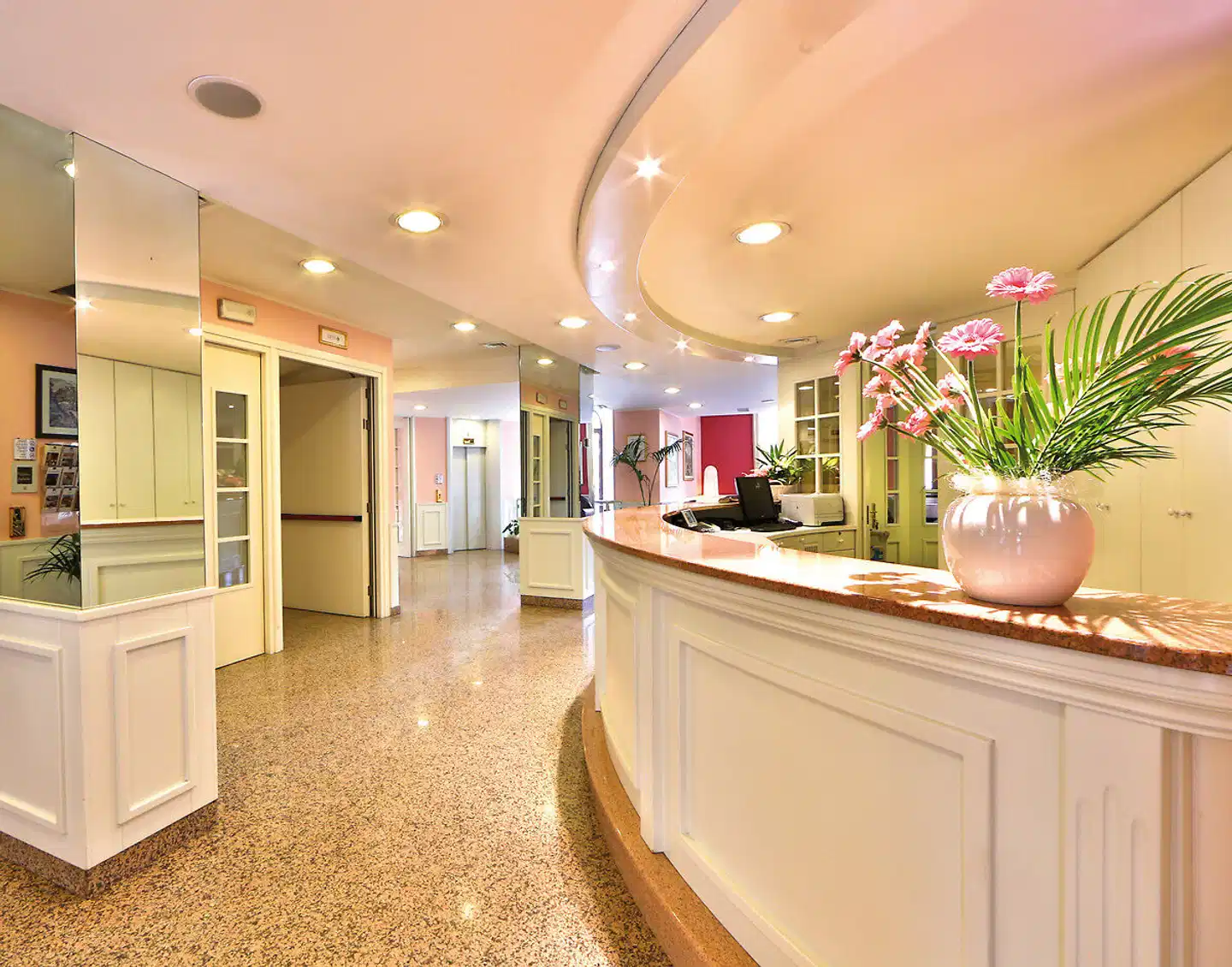 Europa Skypool & Panorama Lobby