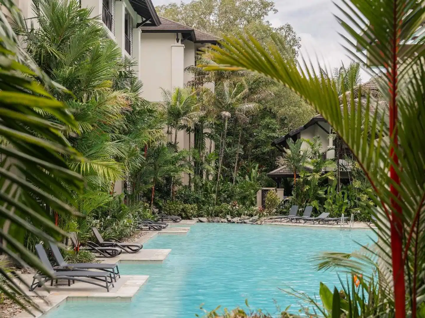 Pullman Palm Cove Sea Temple Resort & Spa Pool