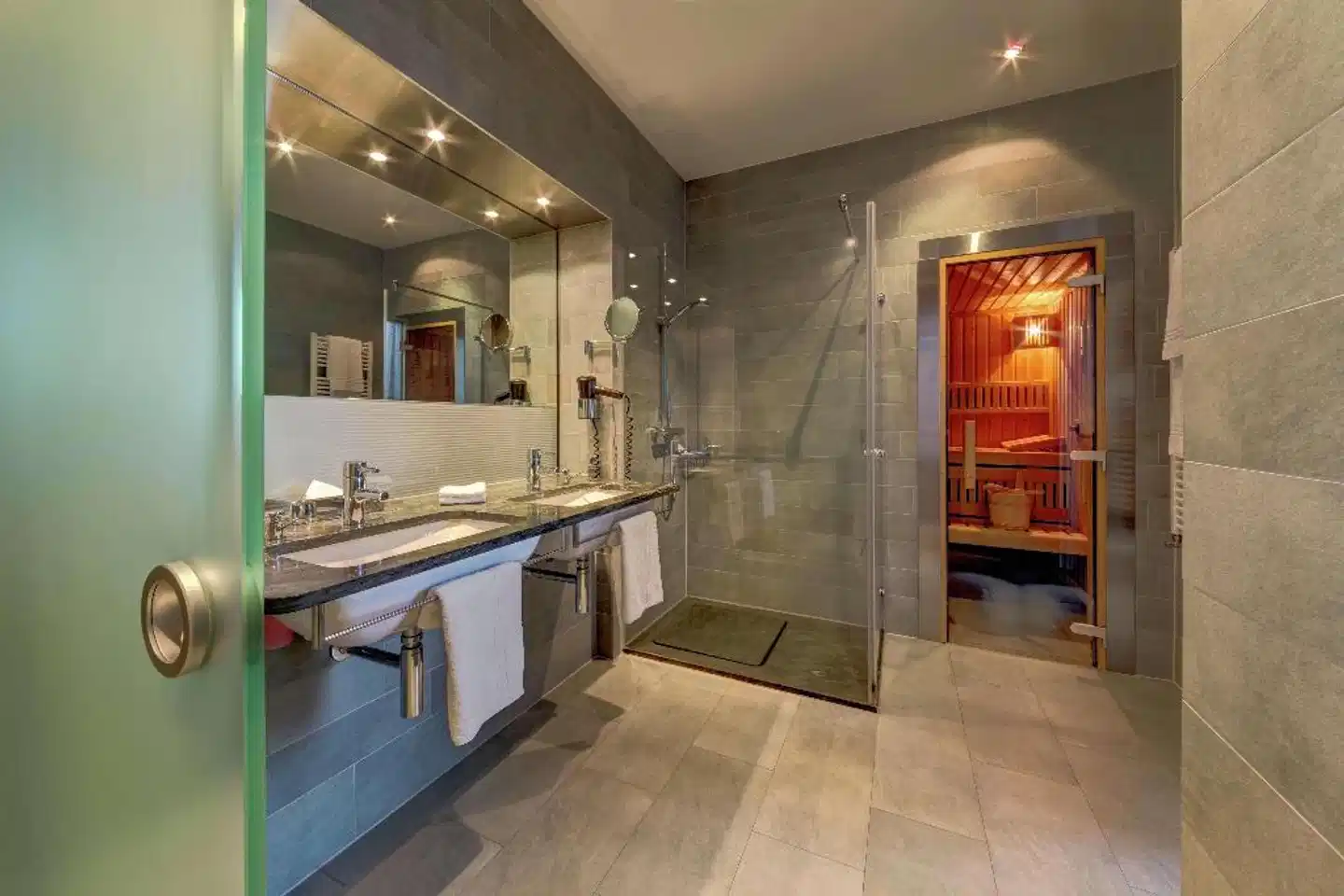 Hilton Garden Inn Stuttgart NeckarPark Badezimmer