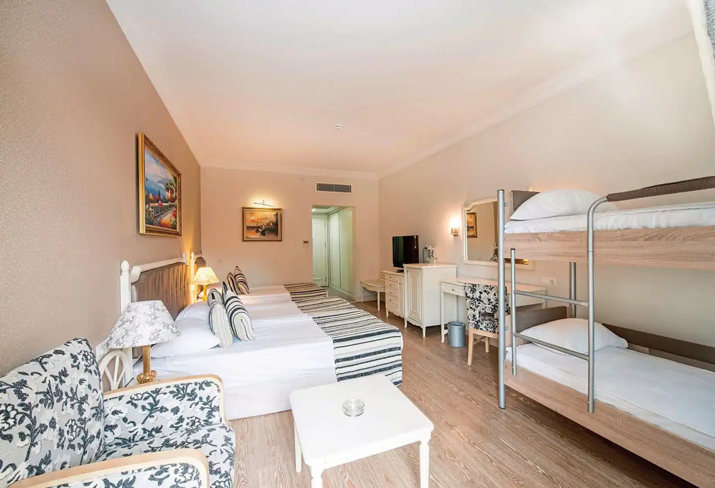 Crystal Tat Beach Sport und Entertainment