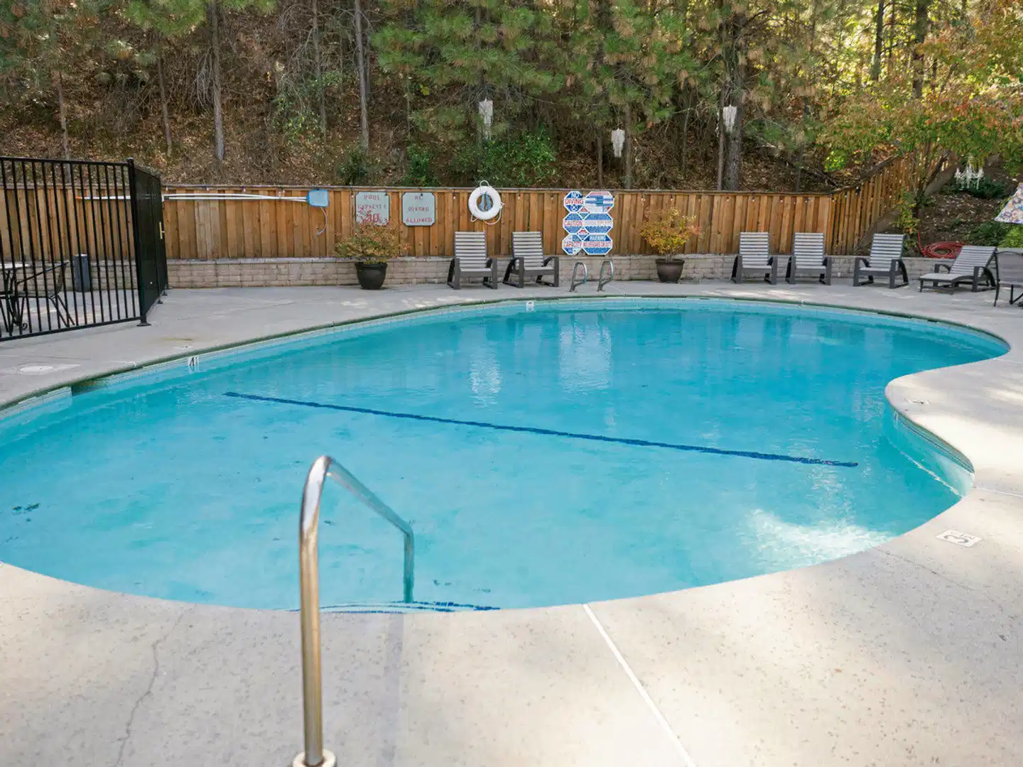 Yosemite Cedar Lodge Pool