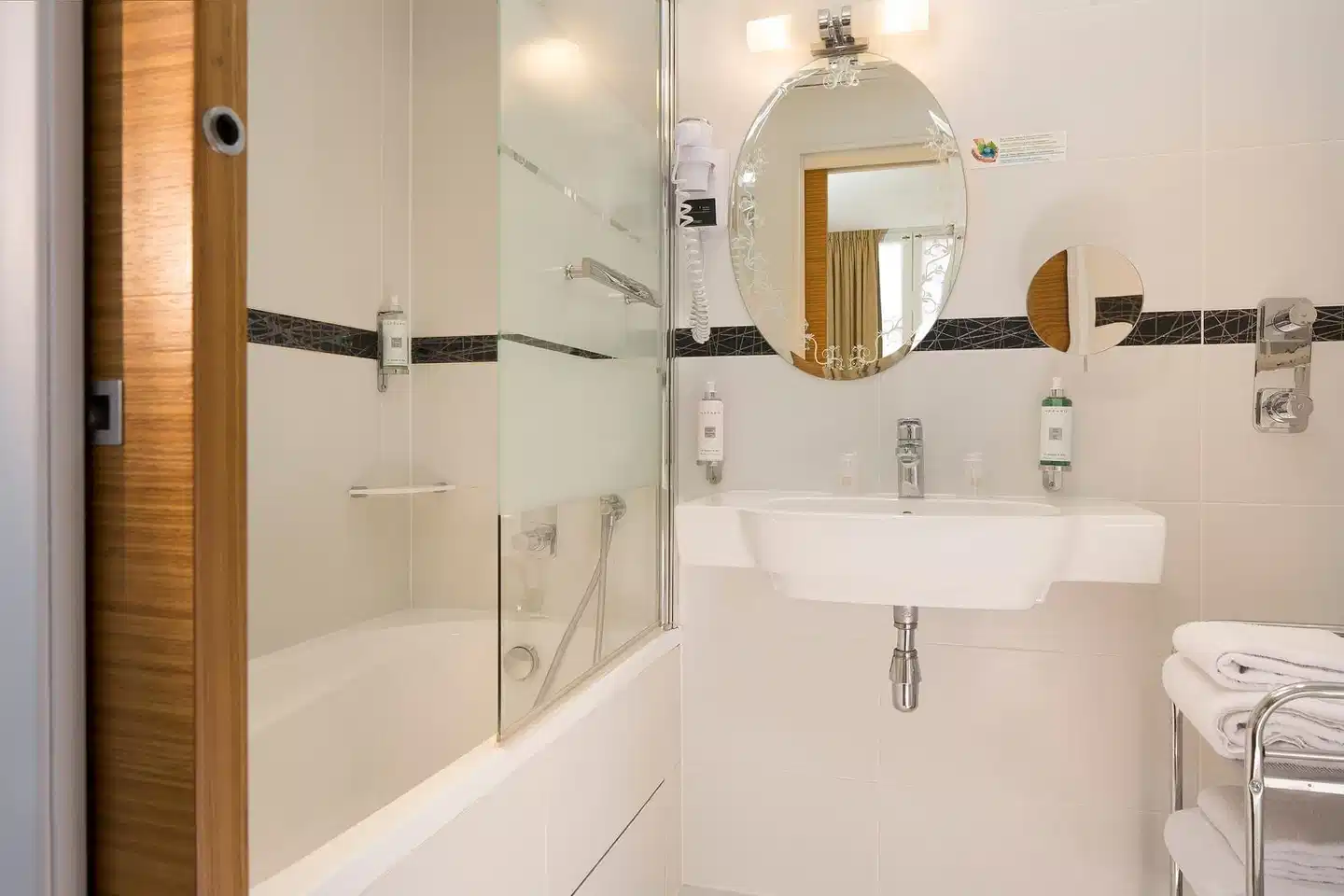 Hotel Plaza Elysées Badezimmer
