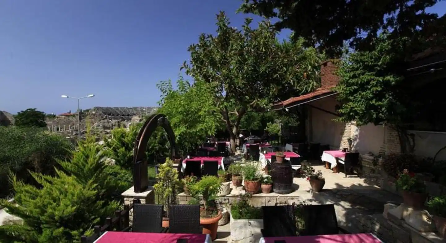 Leda Beach Hotel Terrasse