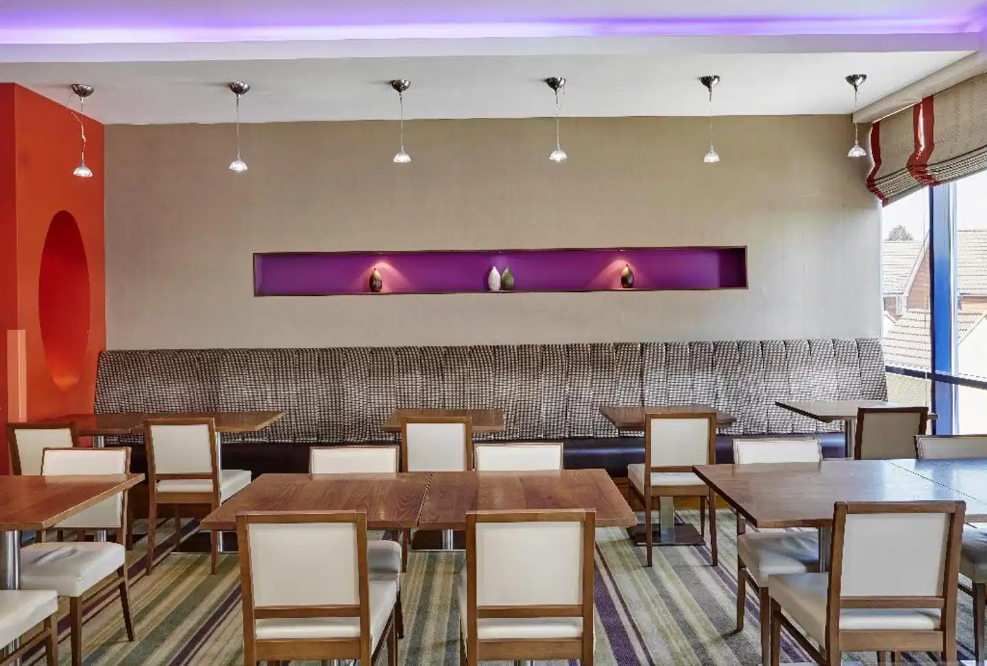 Holiday Inn Express London - Newbury Park Bar