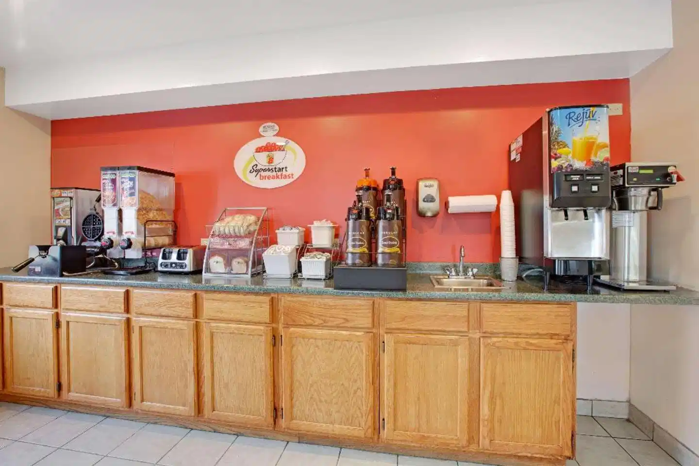 Super 8 by Wyndham Crystal Lake Bar