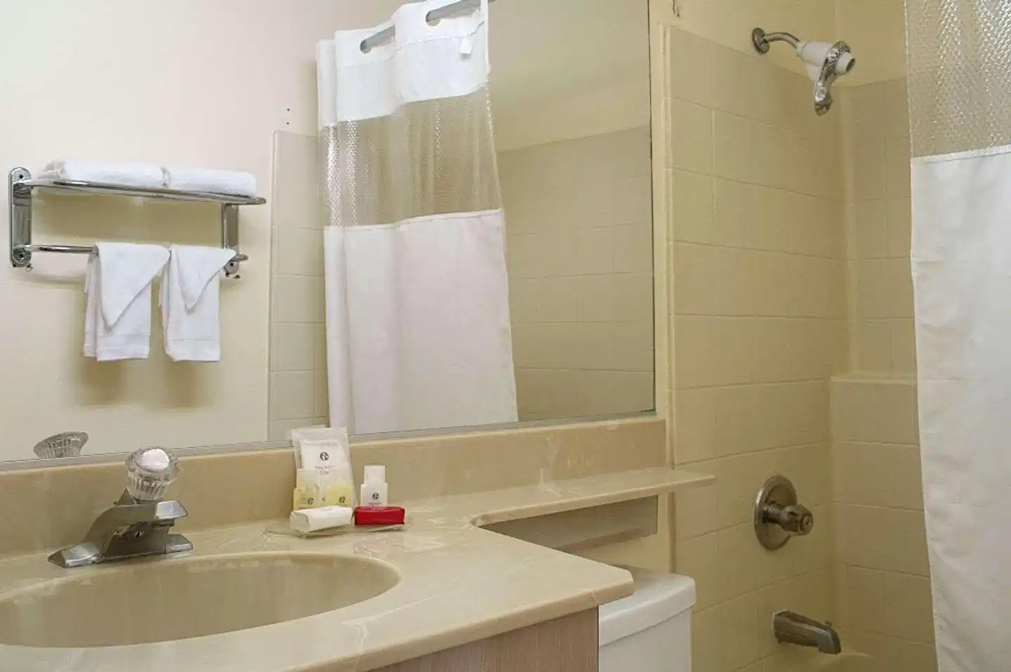 Ramada Wilshire Badezimmer