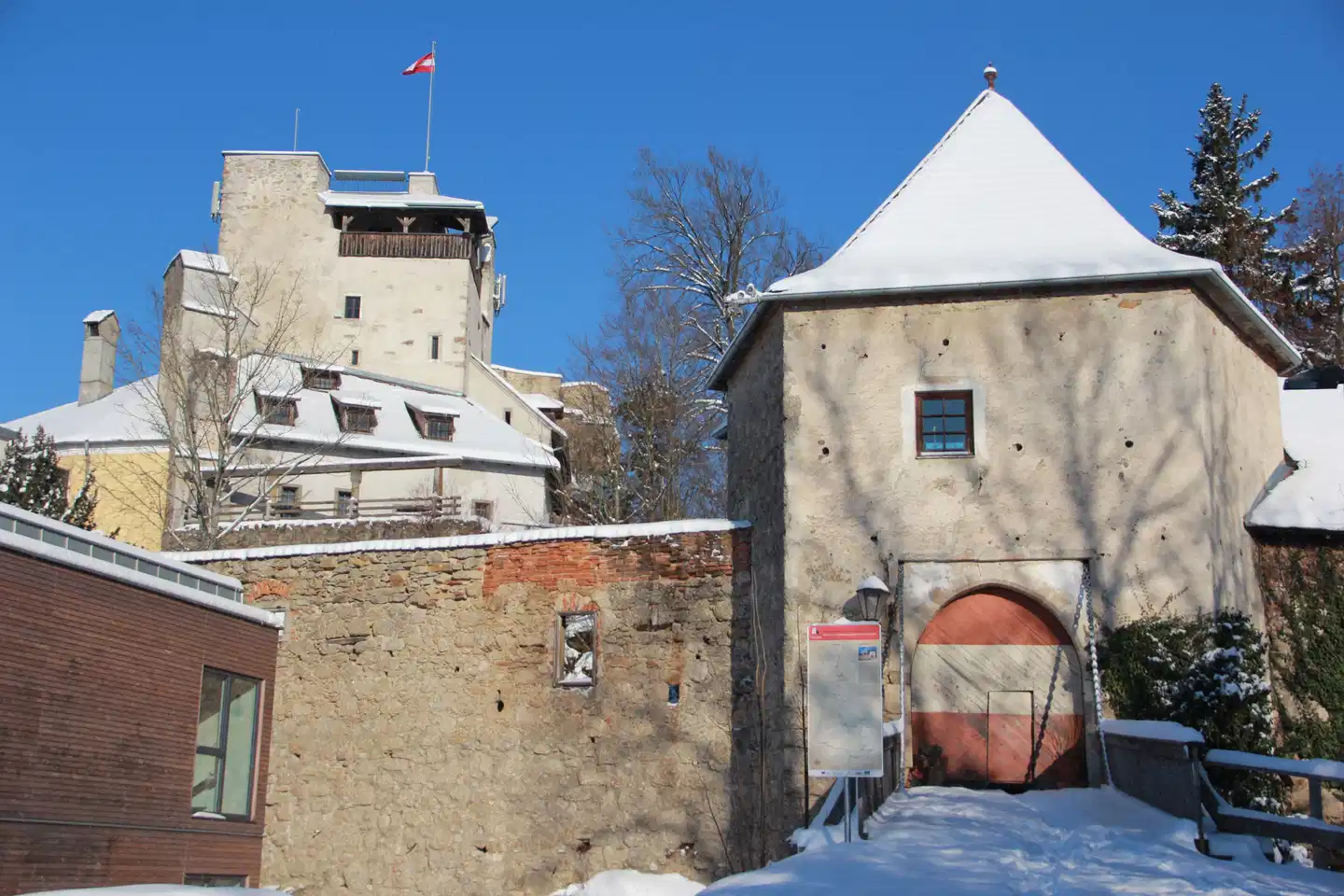 Schatz Kammer Burg Kreuzen Aussenansicht
