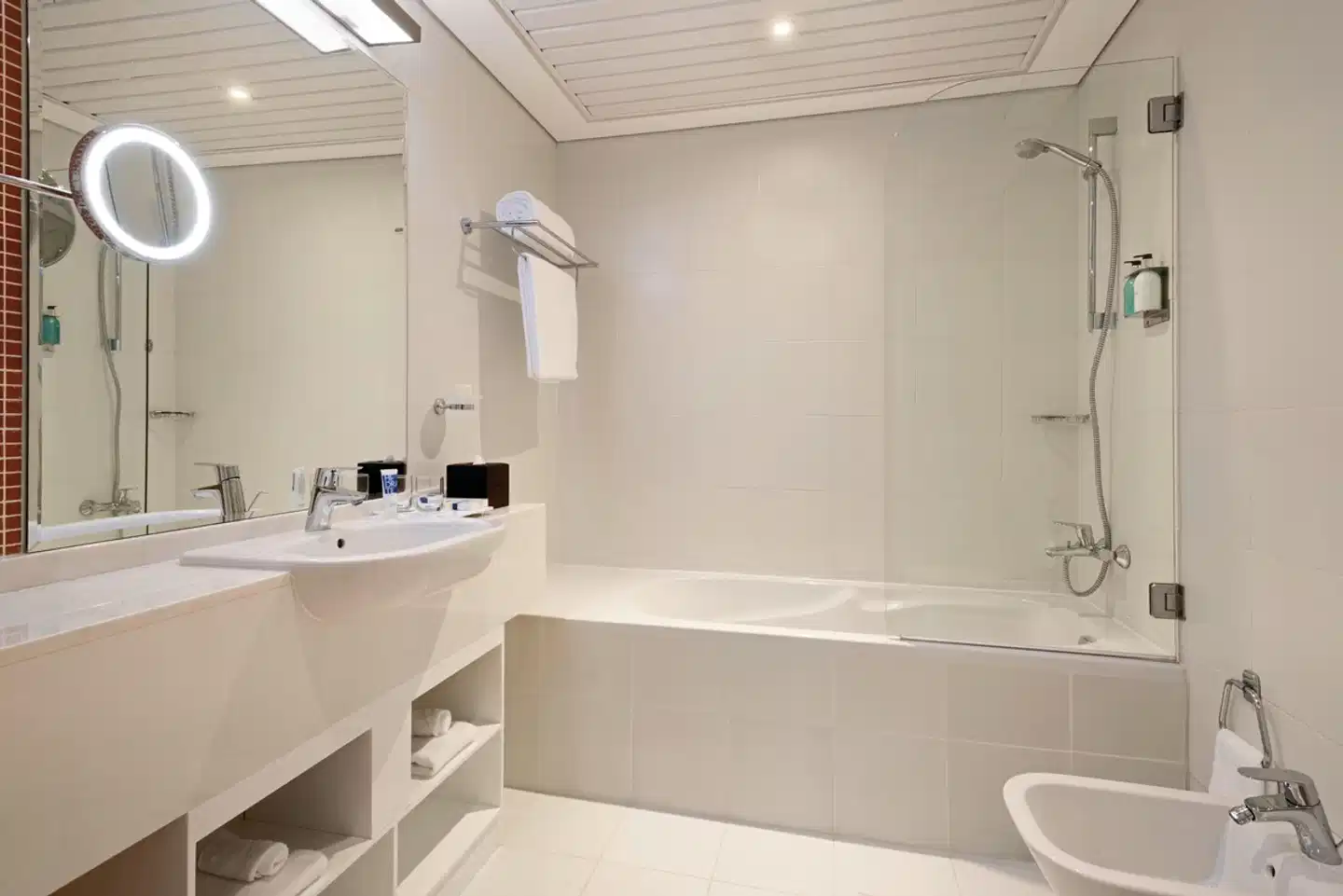 Tryp by Wyndham Abu Dhabi Badezimmer