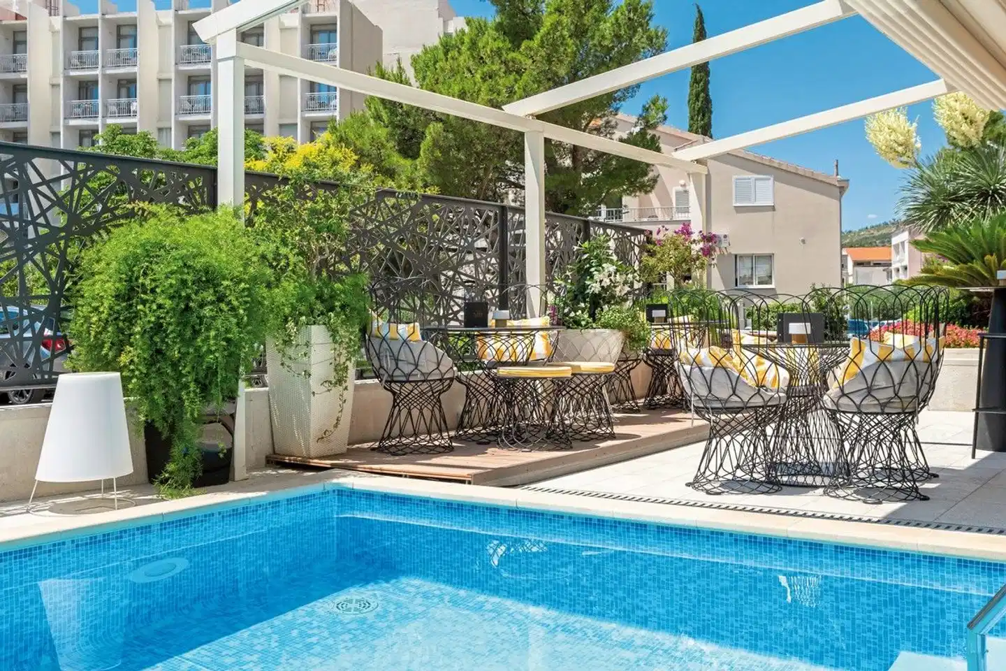 Aparthotel Flora Pool