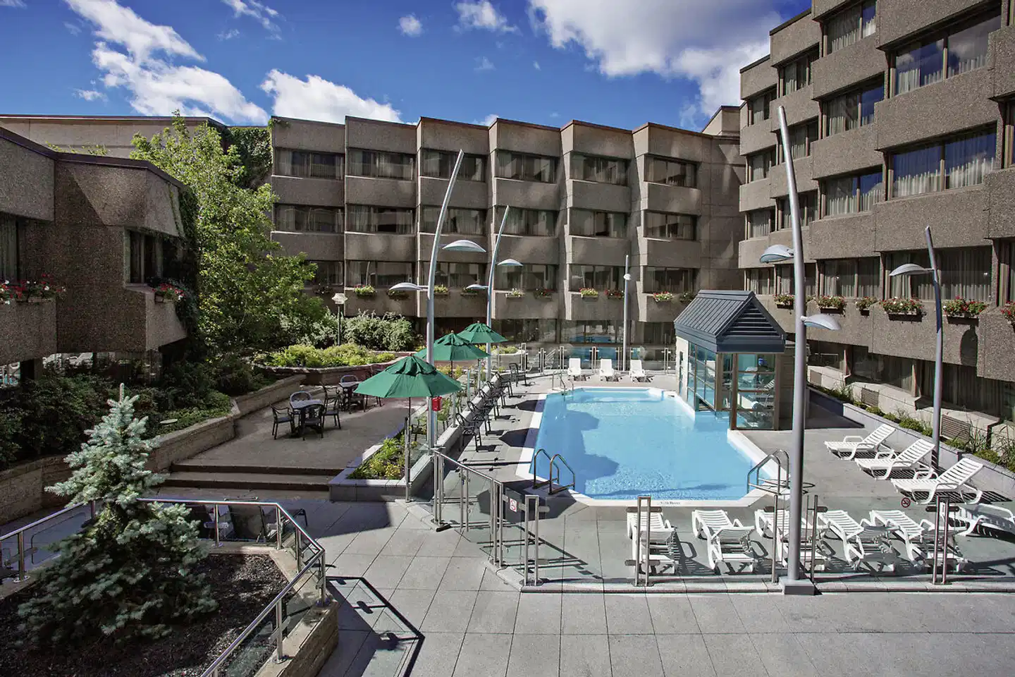 Delta Hotels by Marriott Quebec Pool