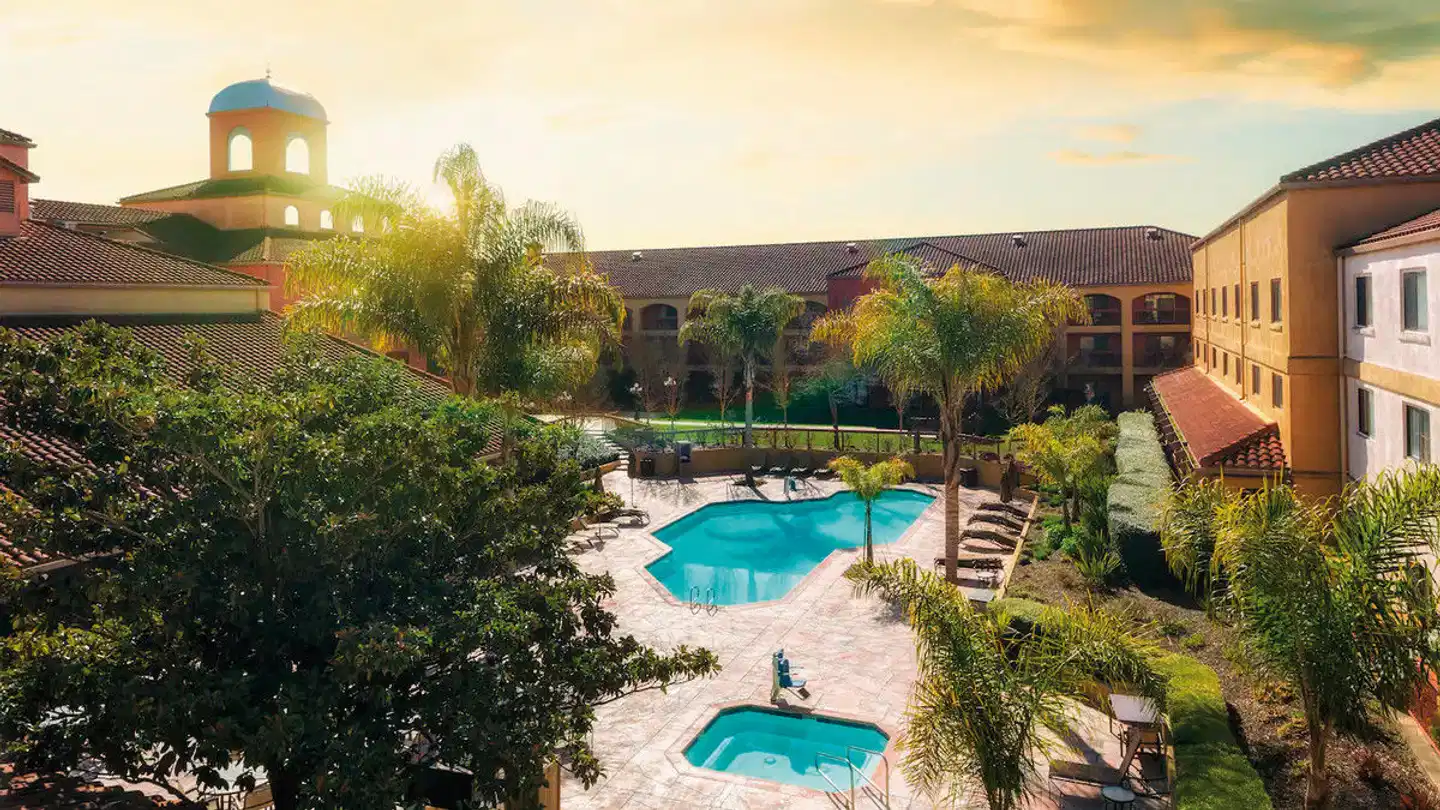 DoubleTree by Hilton Sonoma - Wine Country Pool