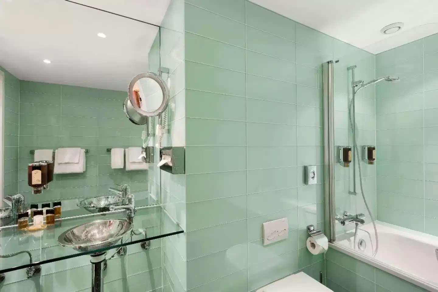 Ramada Encore Geneva Badezimmer