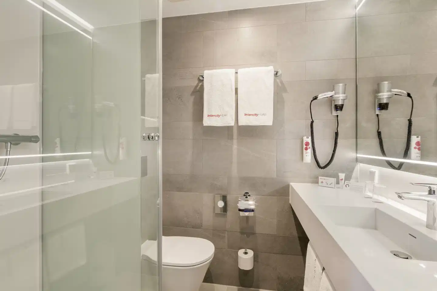 IntercityHotel Hamburg Hauptbahnhof Badezimmer