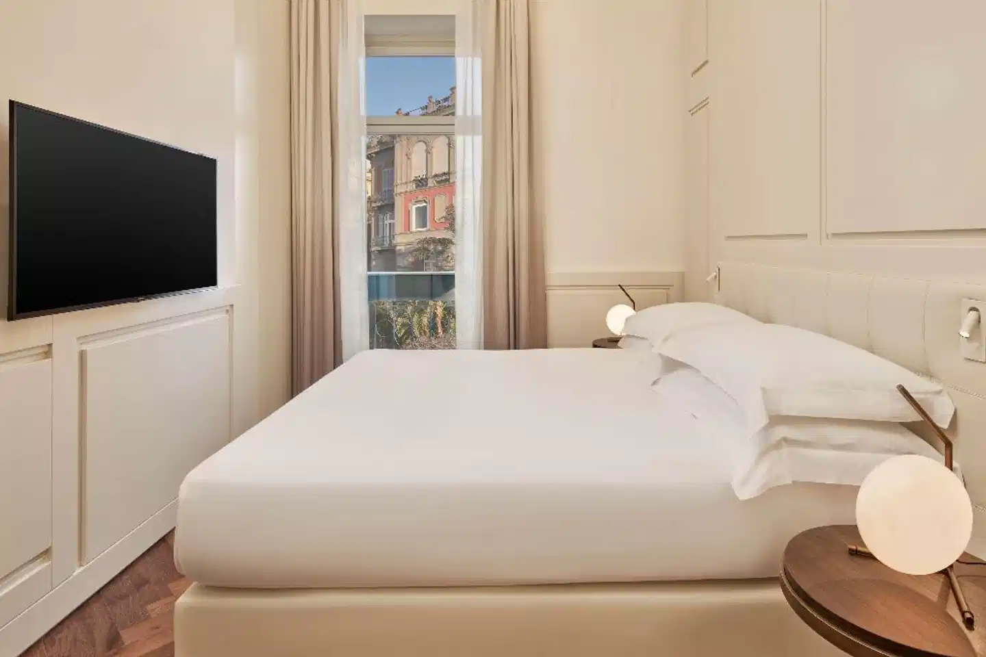 The Britannique Naples, Curio Collection by Hilton Wohnbeispiel