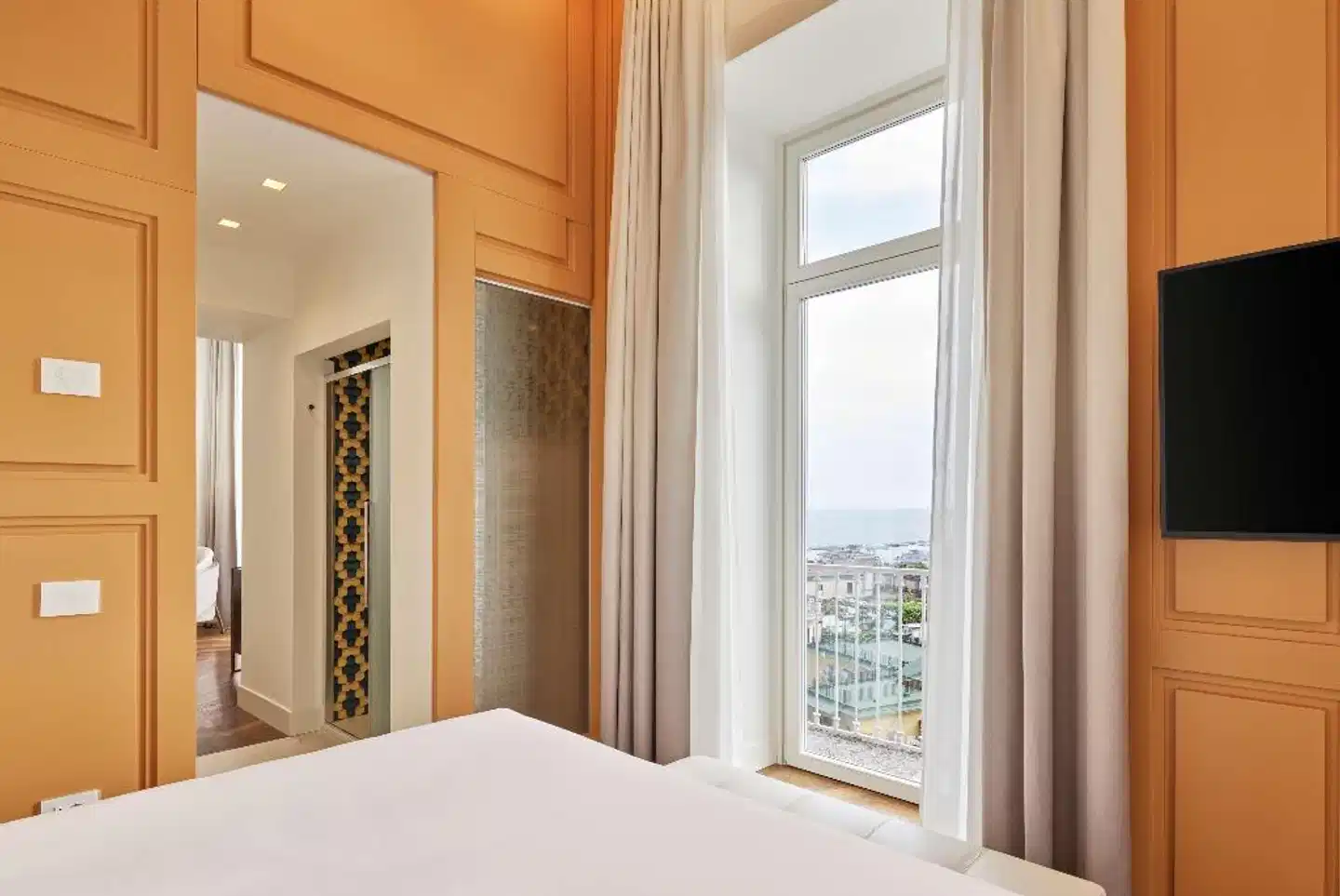 The Britannique Naples, Curio Collection by Hilton Wohnbeispiel