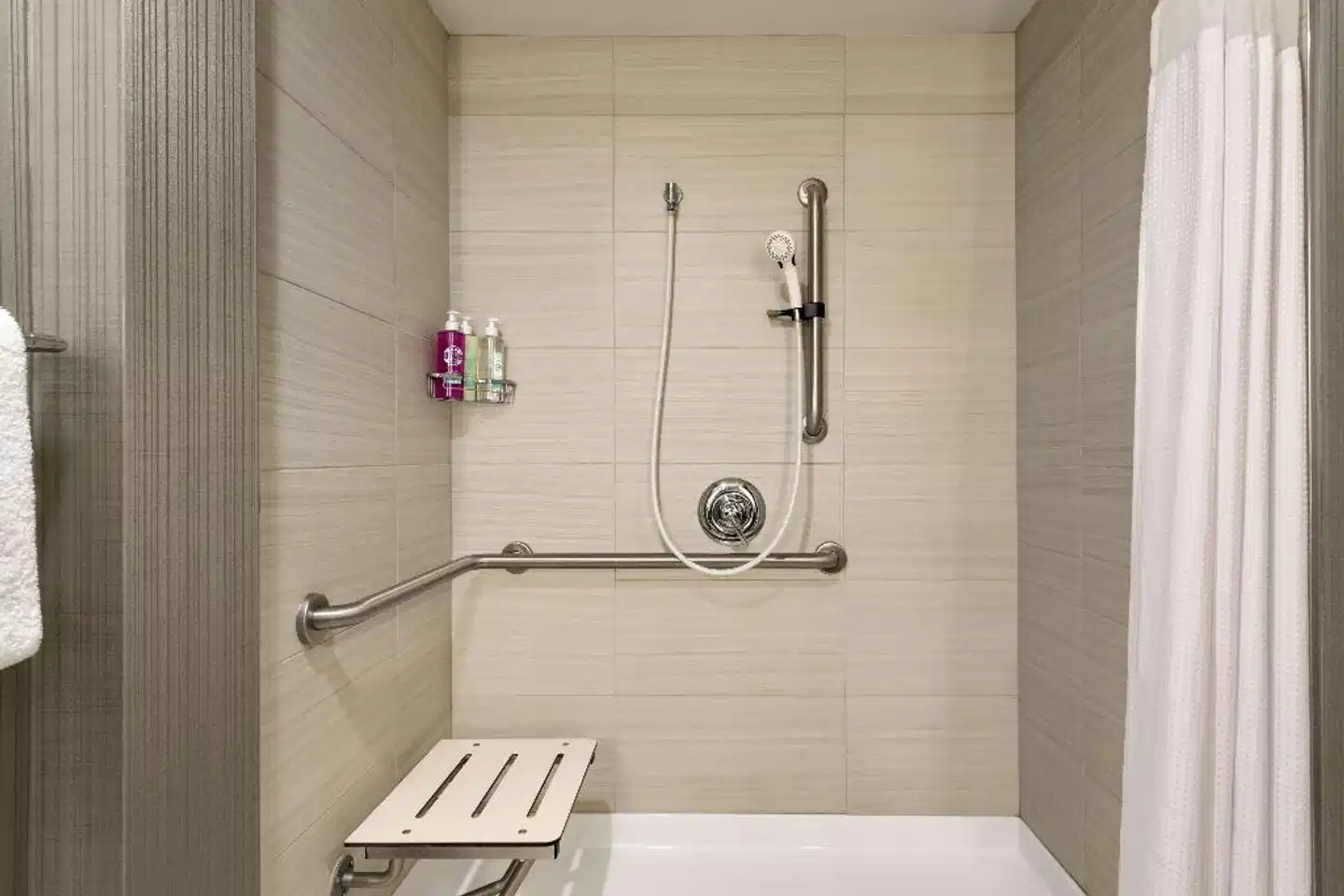 Coast Prince George Hotel by APA Badezimmer