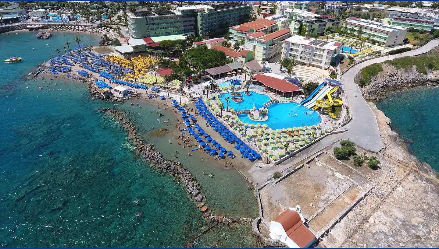 Eri Beach & Village Pool