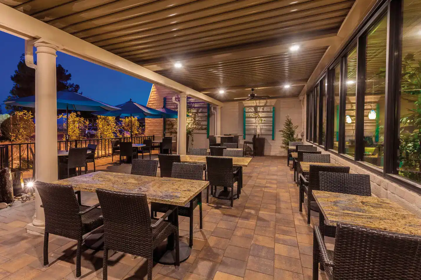 Wyndham Visalia Bar