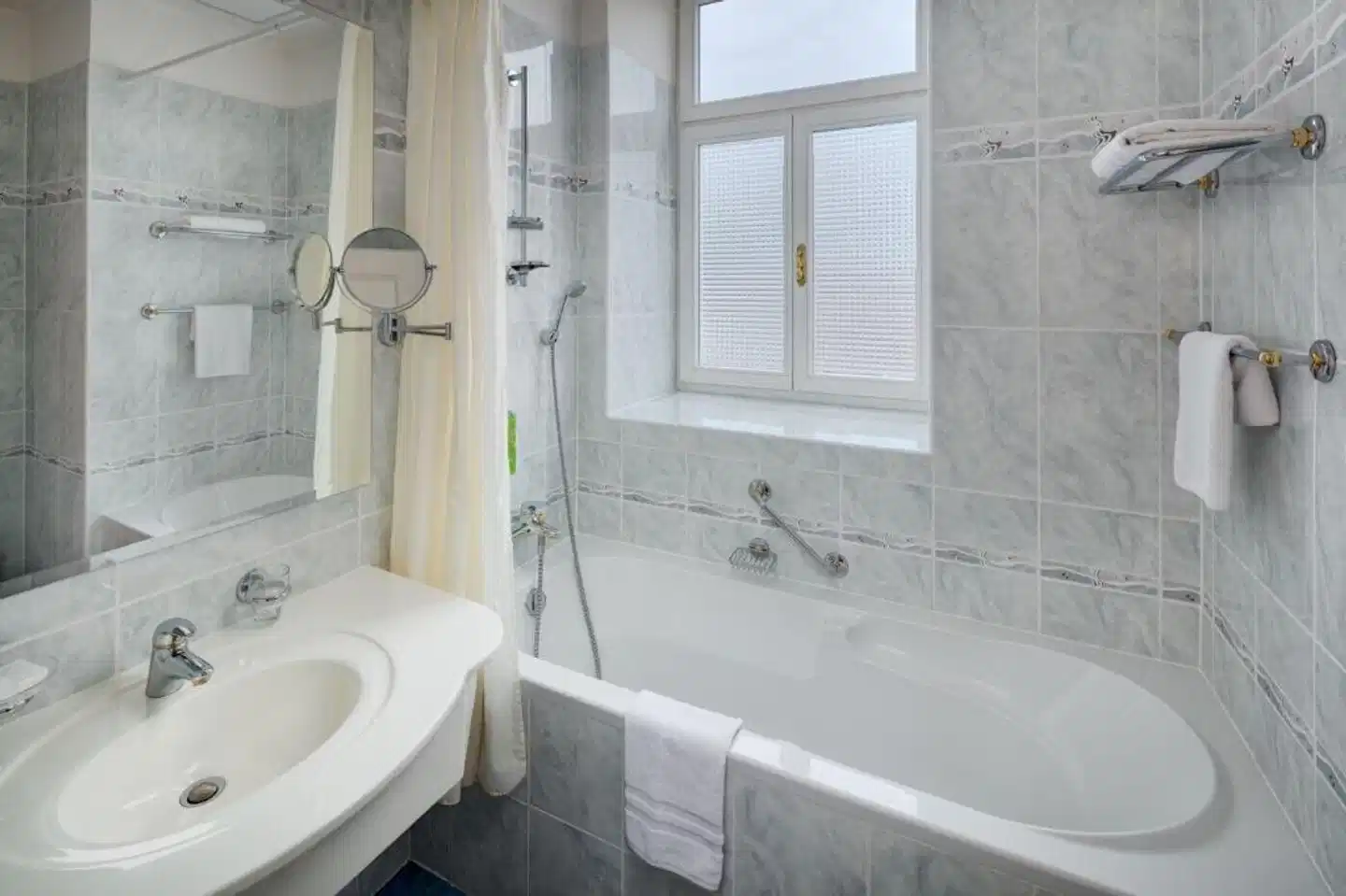 Ensana Pacifik Health Spa Hotel Badezimmer