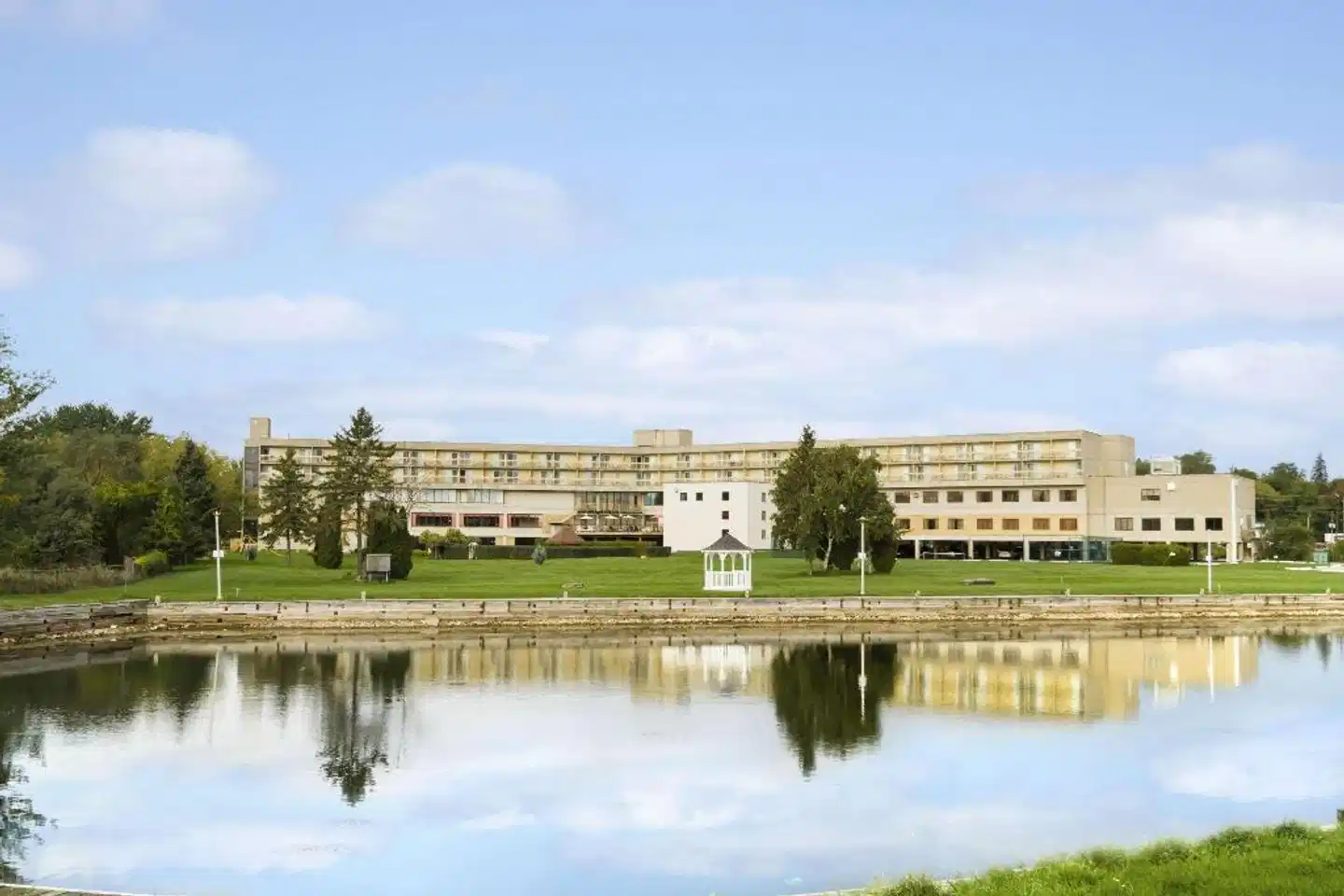 RAMADA BY WYNDHAM BELLEVILLE HARBOURVIEW C.C: Aussenansicht