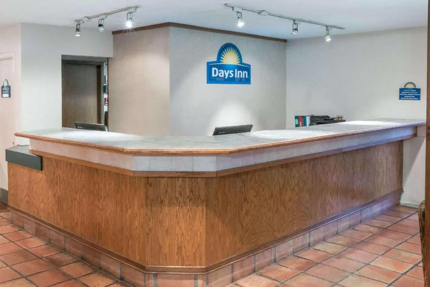 Days Inn by Wyndham Beaumont Lobby