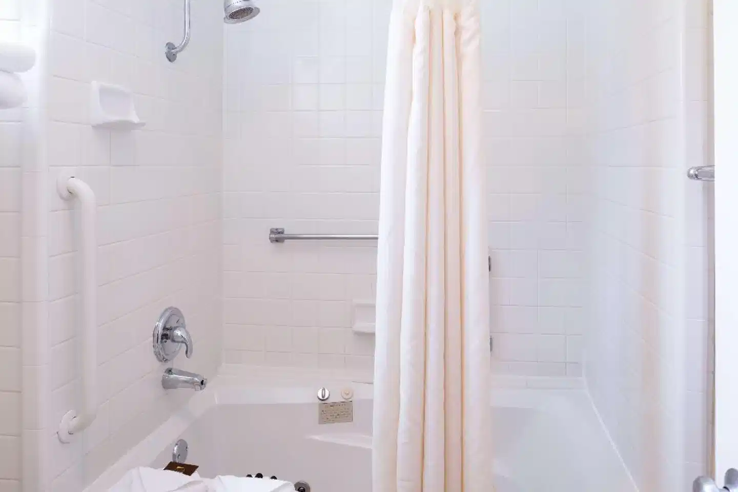 Best Western PLUS Black Oak Badezimmer