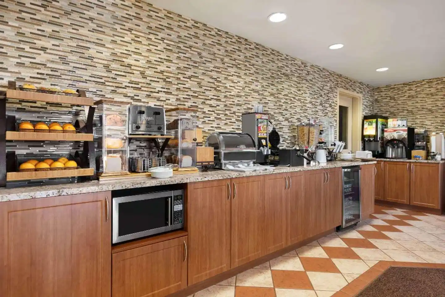 Days Inn & Suites by Wyndham Thompson Lobby