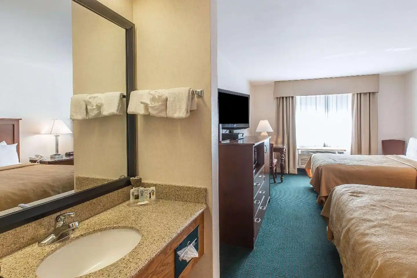 Quality Inn & Suites Badezimmer