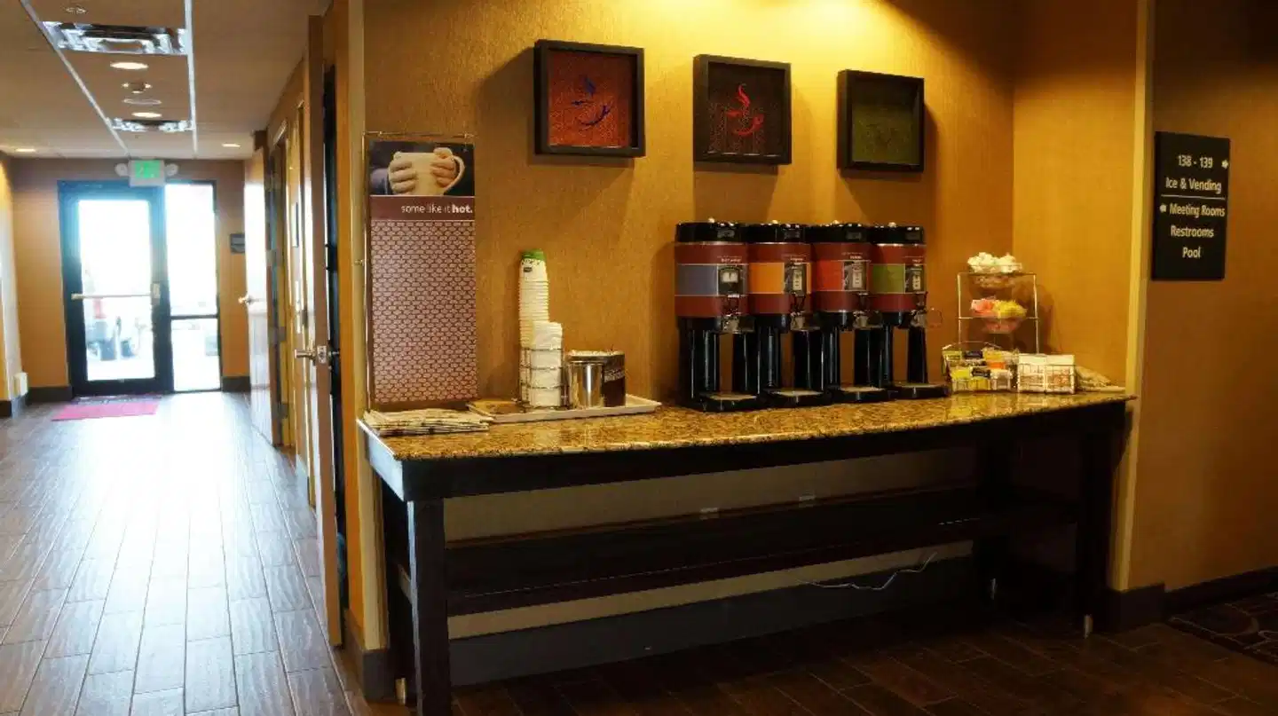 Hampton Inn and Suites Kingman Bar