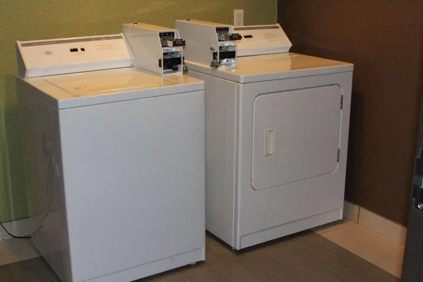 Best Western Plus Arlington North Hotel & Suites Lobby