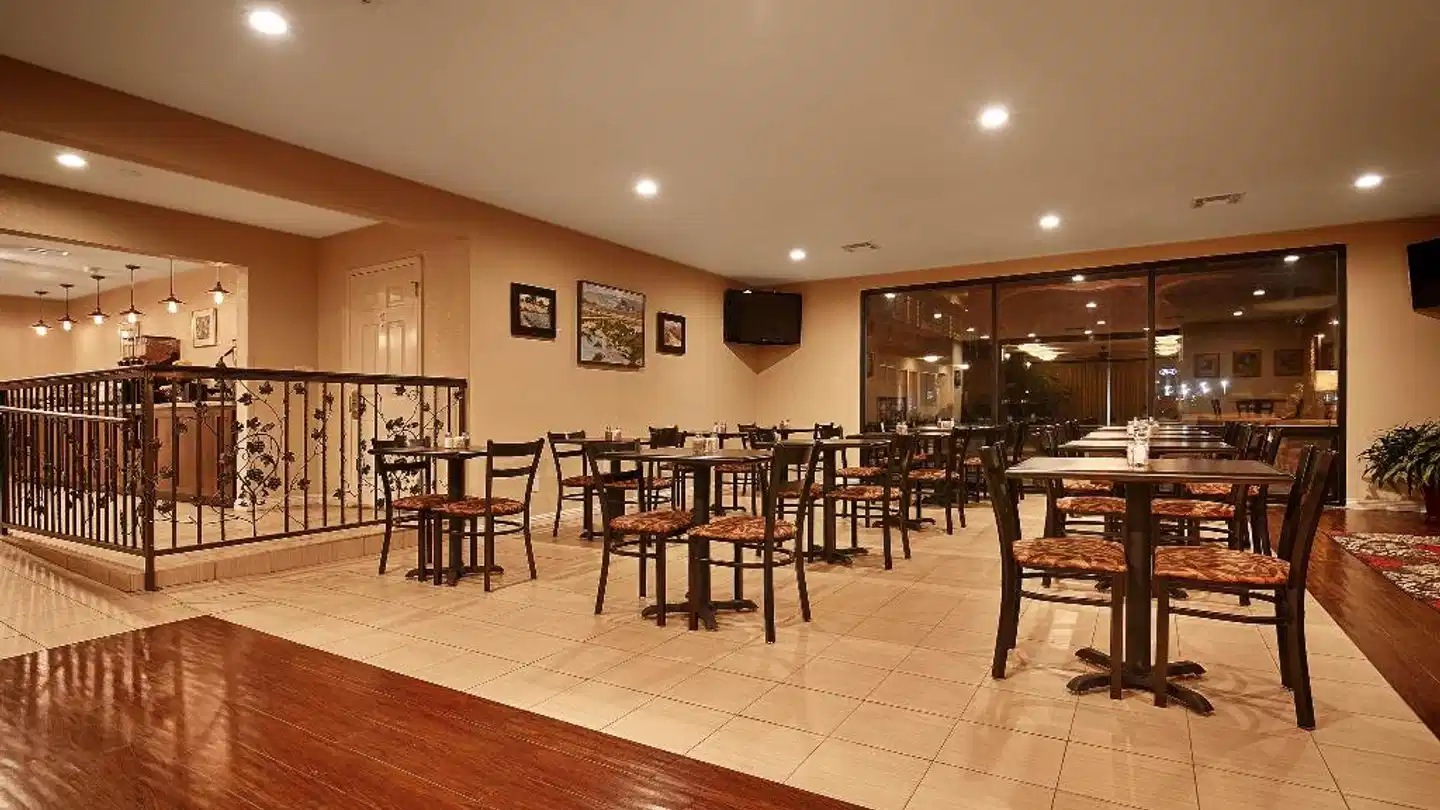 Best Western Plus Orchard Inn Bar