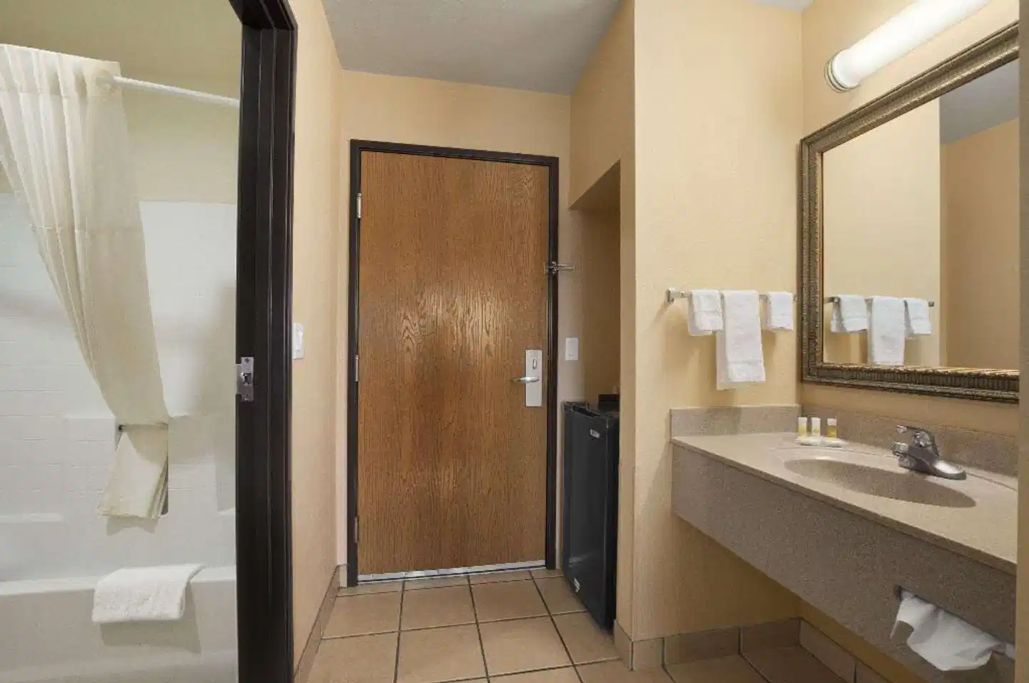 Days Inn & Suites by Wyndham San Antonio North Stone Oak Badezimmer