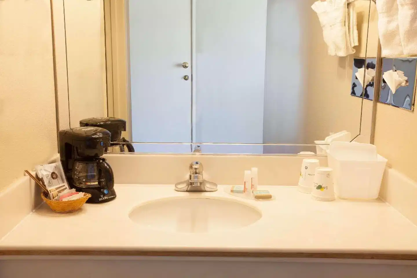 Monterey Bay Travelodge Badezimmer