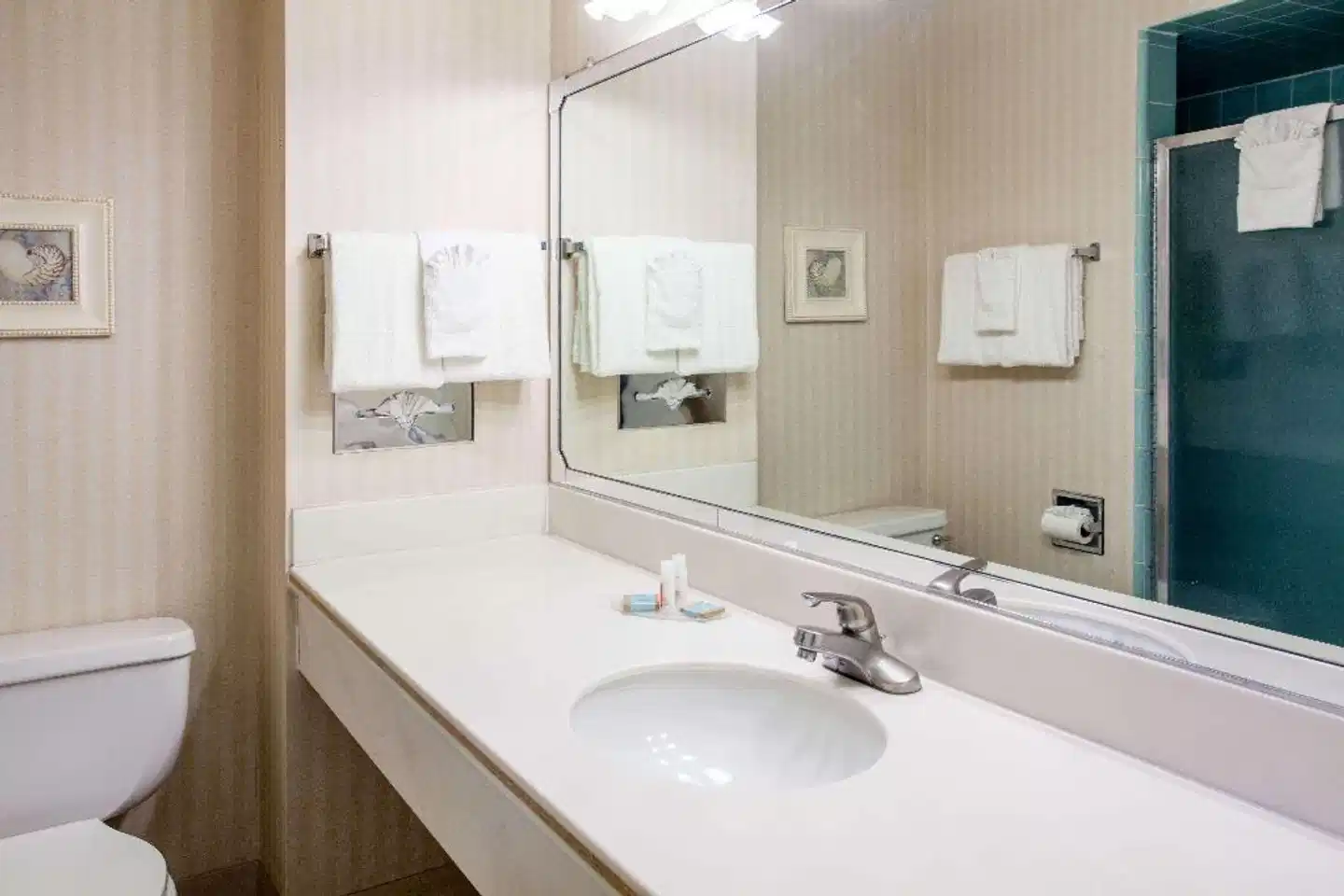 Monterey Bay Travelodge Badezimmer