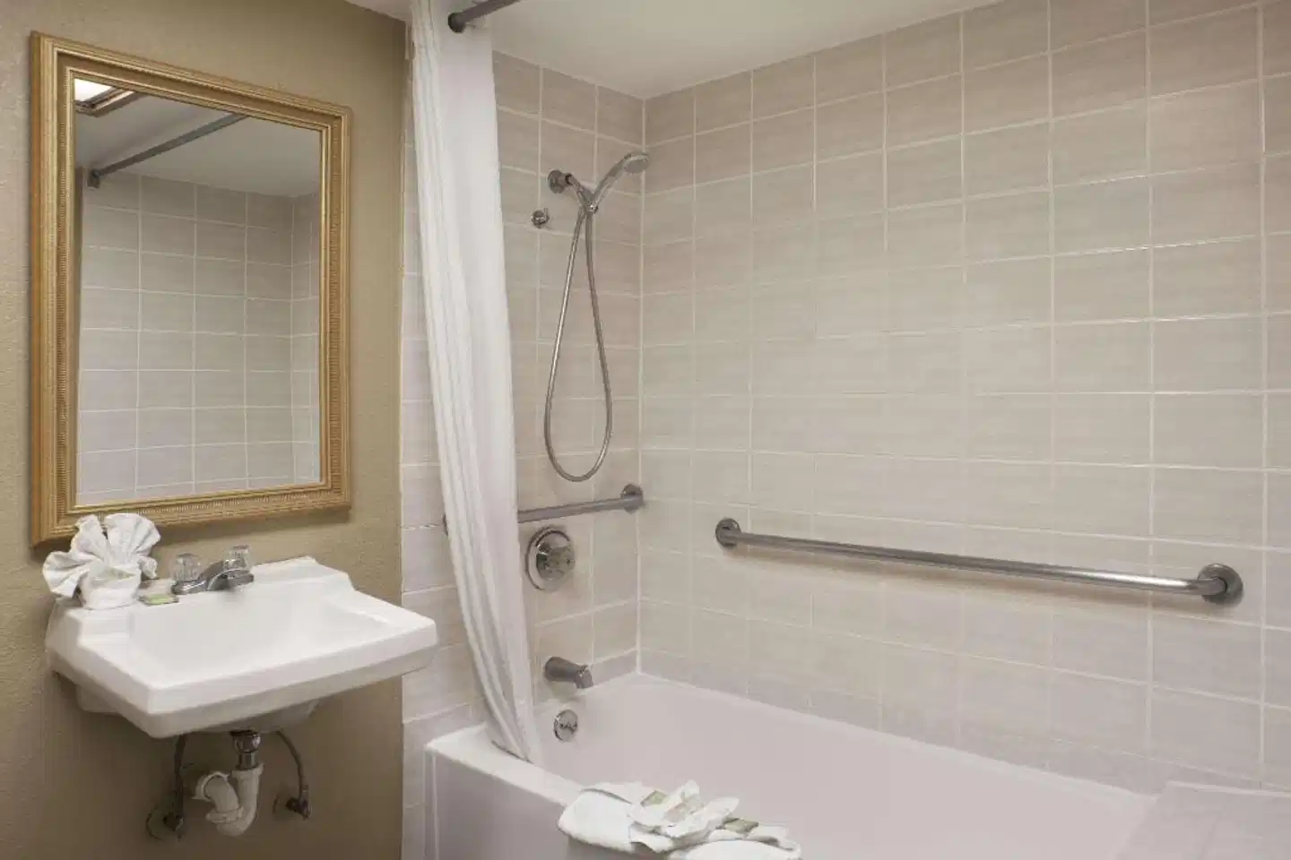 Super 8 by Wyndham NAU Downtown Conference Center Badezimmer