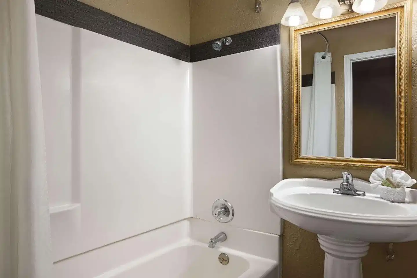 Super 8 by Wyndham NAU Downtown Conference Center Badezimmer