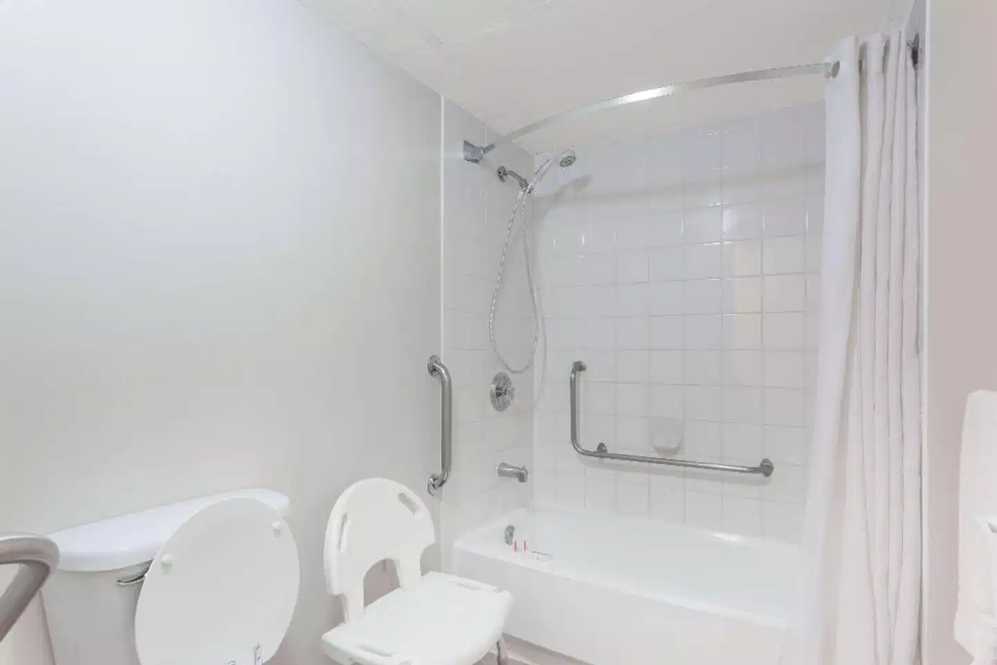 Super 8 by Wyndham Kelowna BC Badezimmer